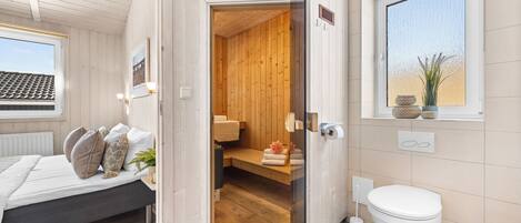 2 bedrooms, travel crib, free WiFi