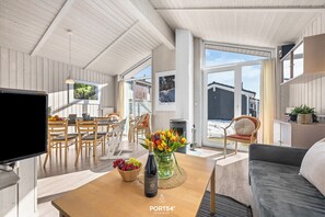 TV, fireplace, DVD player, stereo