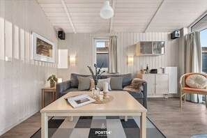 Una televisión, una chimenea, un reproductor de DVD