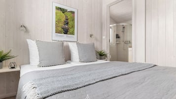 2 bedrooms, travel cot, free WiFi