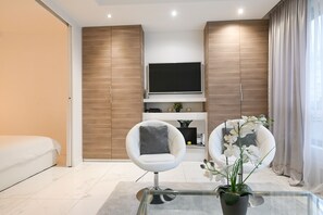 1 habitación, tabla de planchar con plancha y cuna de viaje 
