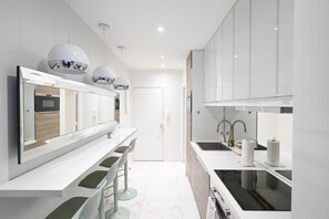 Kühlschrank, Mikrowelle, Ofen, Herdplatte