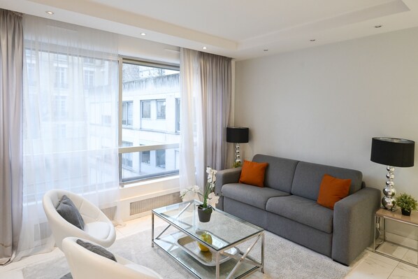 Smart TV, chimenea y libros 