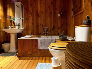 ヘアドライヤー、タオル、石鹸、トイレットペーパー