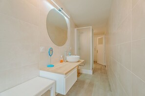 Bruser, hårtørrer, håndklæder, Toiletpapir