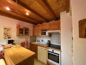 Mikrowelle, Ofen, Geschirrspüler, Wasserkocher mit Kaffee-/Teezubehör