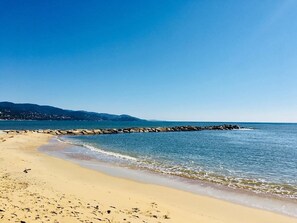 On the beach - Cozy studio near the beach, Le Lavandou (Le Lavandou)