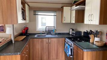 Chalet | Private kitchen | Fridge, microwave, oven, stovetop