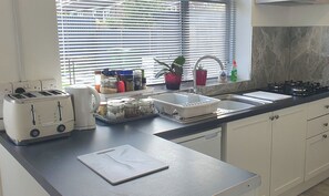 Geladeira, micro-ondas, fogão, chaleira elétrica