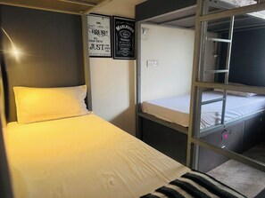 Dormitorio compartido básico | Sistema de insonorización, wifi gratis, ropa de cama