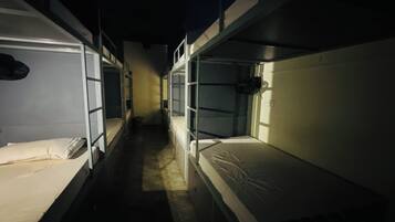 Eenvoudige slaapzaal | Geluiddichte muren, gratis wifi, beddengoed