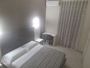 Comfort Double Room | Desk, laptop workspace, free WiFi - Affittacamere La Violetta (Naples)