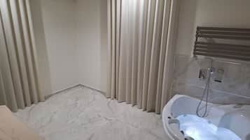 Deluxe Quadruple Room | Desk, laptop workspace, free WiFi