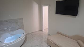 Deluxe Quadruple Room | Desk, laptop workspace, free WiFi