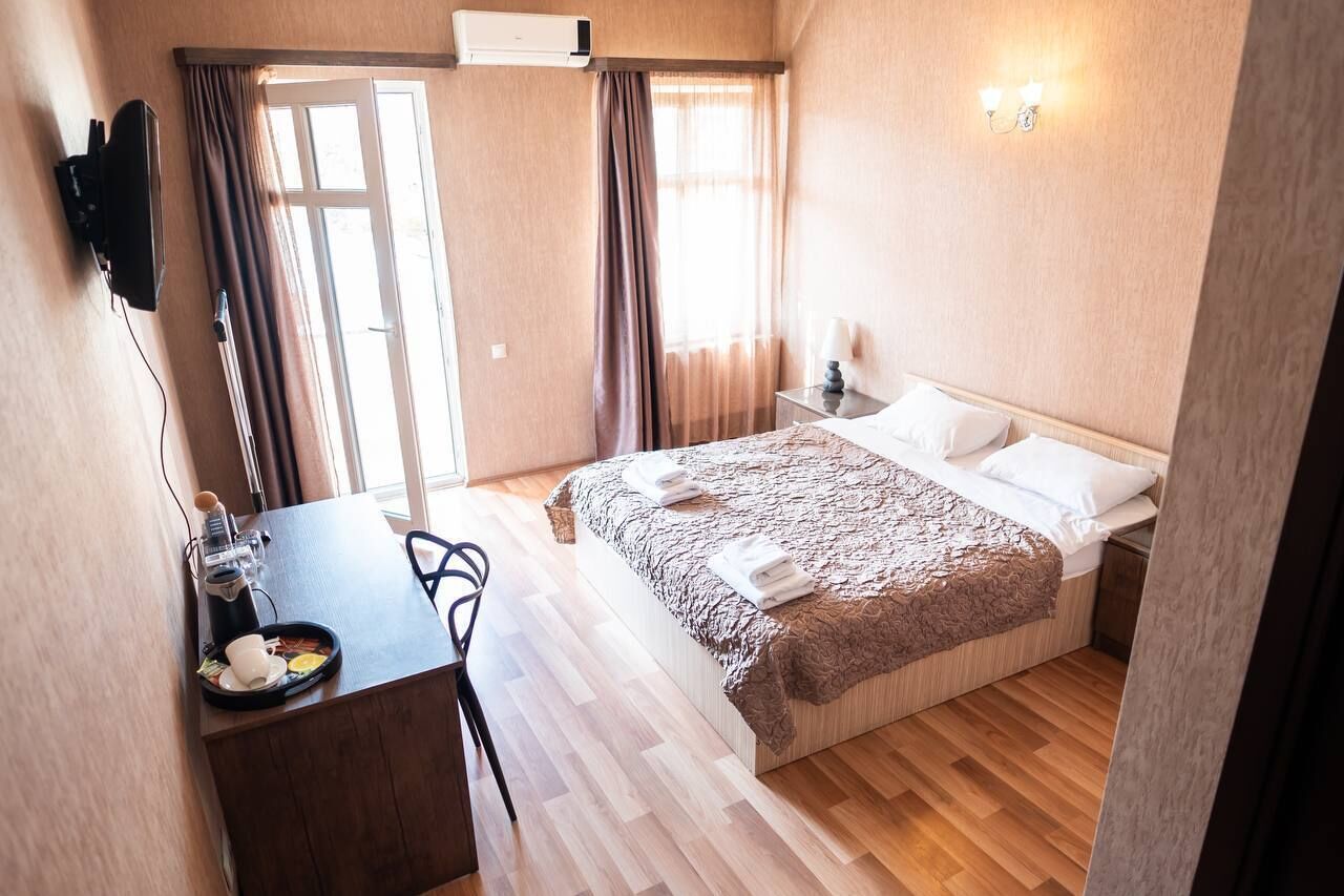 Classic-Doppelzimmer, 1 Schlafzimmer, Nichtraucher, Blick auf den Innenhof | Schreibtisch, laptopgeeigneter Arbeitsplatz, kostenloses WLAN