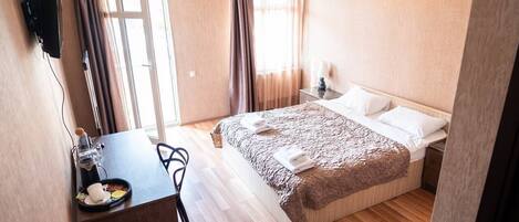 Classic-Doppelzimmer, 1 Schlafzimmer, Nichtraucher, Blick auf den Innenhof | Schreibtisch, laptopgeeigneter Arbeitsplatz, kostenloses WLAN