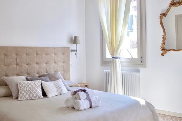 Habitación clásica, vistas a la ciudad | Caja fuerte, sistema de insonorización, wifi gratis