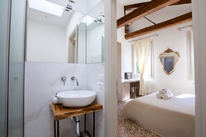 Douche, sèche-cheveux, serviettes fournies, savon