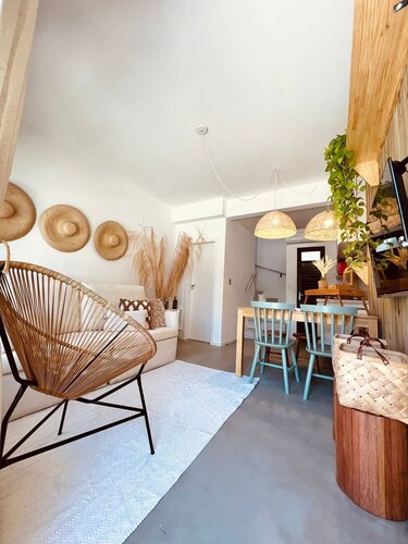 Sea view apartment with private access to the beach. 