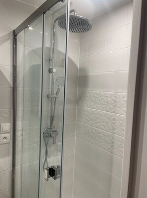 Douche, sèche-cheveux, serviettes fournies, savon