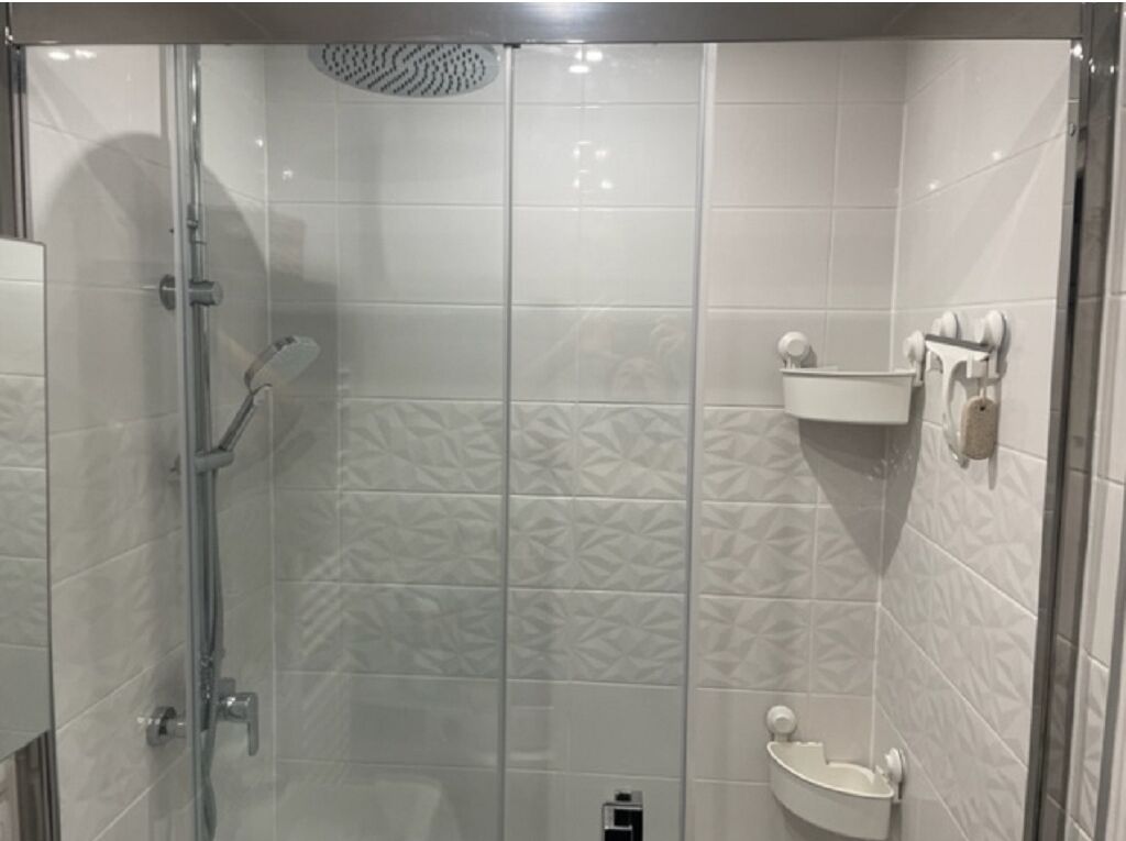 Een douche, een haardroger, handdoeken, zeep