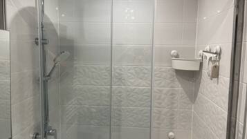 Een douche, een haardroger, handdoeken, zeep