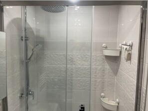 Dusche, Haartrockner, Handtücher, Seife