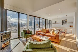 Smart TV y chimenea 