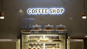 Ein Café mit einer Glastheke voller Gebäck und Desserts.