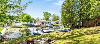 Heart Jacuzzi · Kayaks · Firepit · Pier