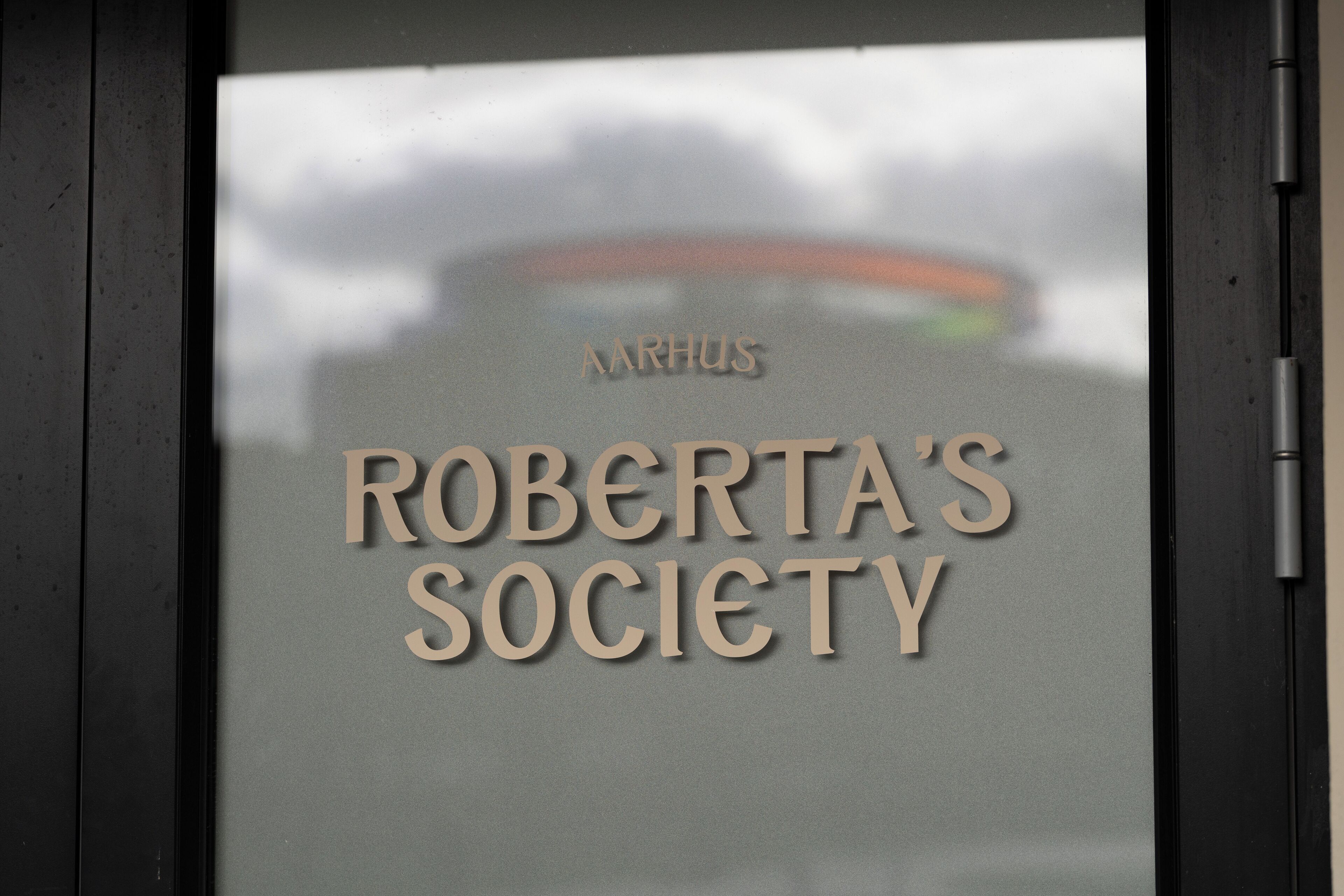 Una ventana con el texto "Roberta's Society" y "NARHUS".