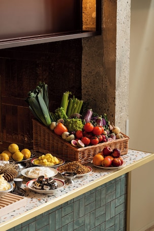 Se ofrece un desayuno bufé (99 DKK por persona). Robertas Society