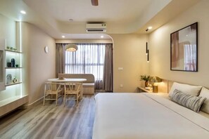 Basic apartman, erkély, kilátással a városra | Széf a szobában, íróasztal és laptophoz jól használható munkafelület