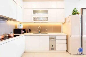 Családi apartman, erkély, kilátással a városra | Privát konyha | Hűtőszekrény, főzőlap és főzőedények/tányérok/evőeszközök