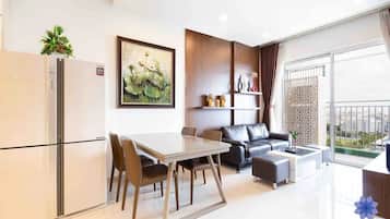 Apartamento família, sacada, vista para a cidade | Opções para refeição no quarto