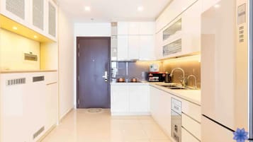 Apartamento família, sacada, vista para a cidade | Cozinha privada | Geladeira, cooktop, talheres/pratos/utensílios de cozinha