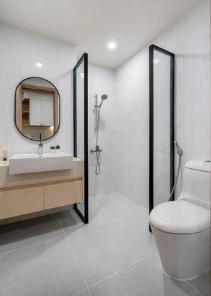 Basic apartman, erkély, kilátással a városra | Fürdőszoba | Hajszárító, papucsok, törölközők és szappan