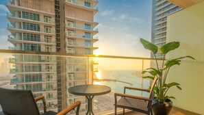 Balcony - LUX The Marina Vista Beachfront Suite 4 (Dubai)