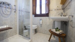 Dutxa, assecador de cabells, bidet i tovalloles