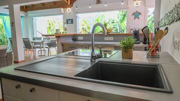 Frigorífico, microondas, horno y placa de cocina