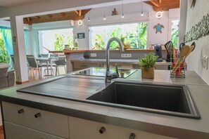 Jääkaappi, mikroaaltouuni, uuni, liesi