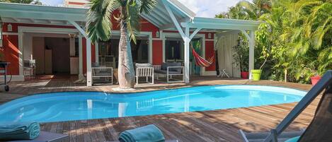 Een buitenzwembad en een verwarmd zwembad