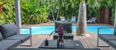 Una piscina al aire libre, una piscina climatizada