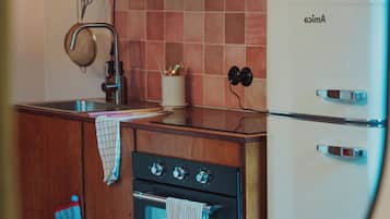 Jääkaappi, uuni, liesi, astianpesukone