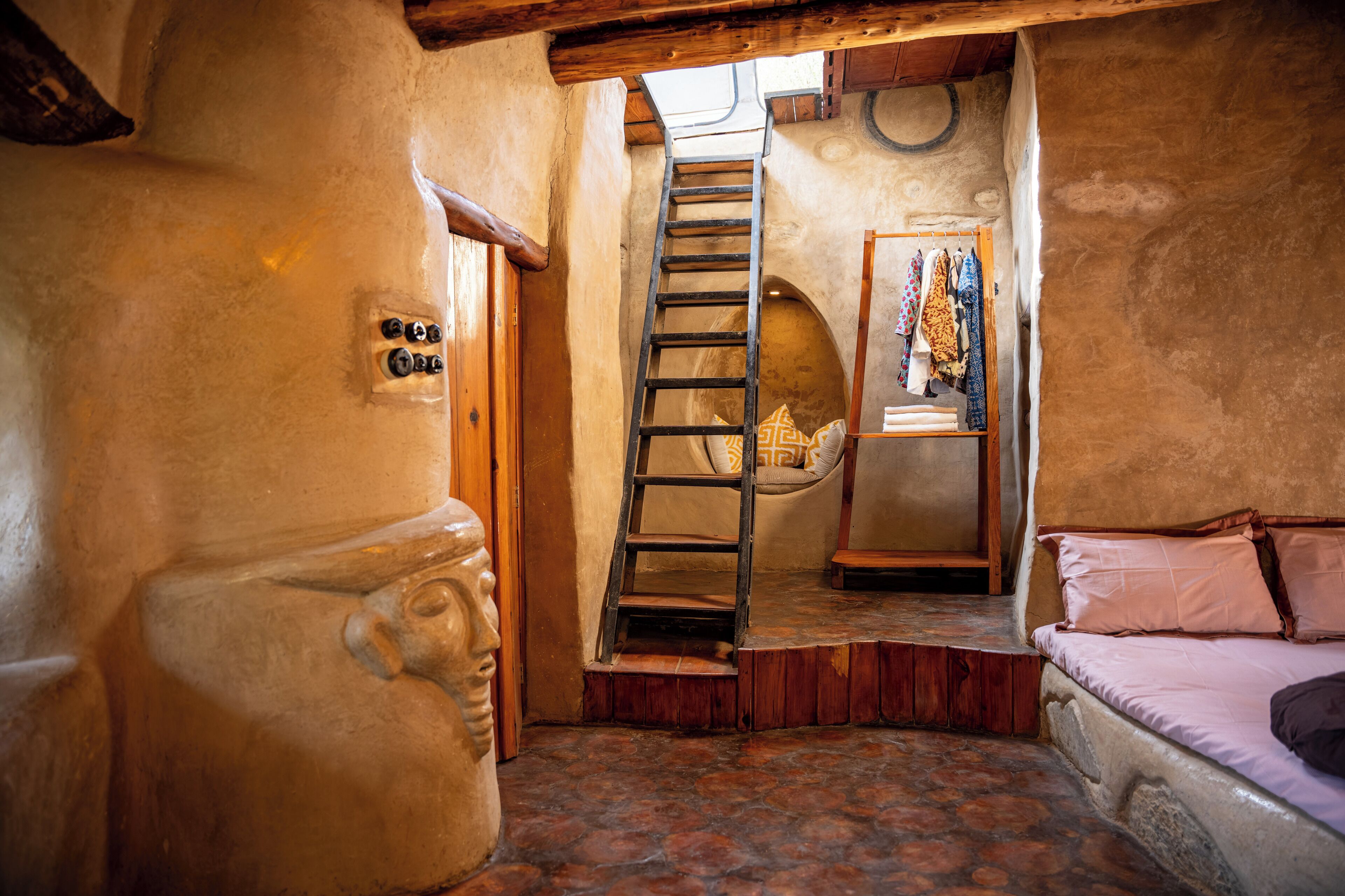 Gaadi Ghar - Artistic Earthen Home near Stream w/ Mountain View | Décoration personnalisée, ameublement personnalisé, rideaux occultants