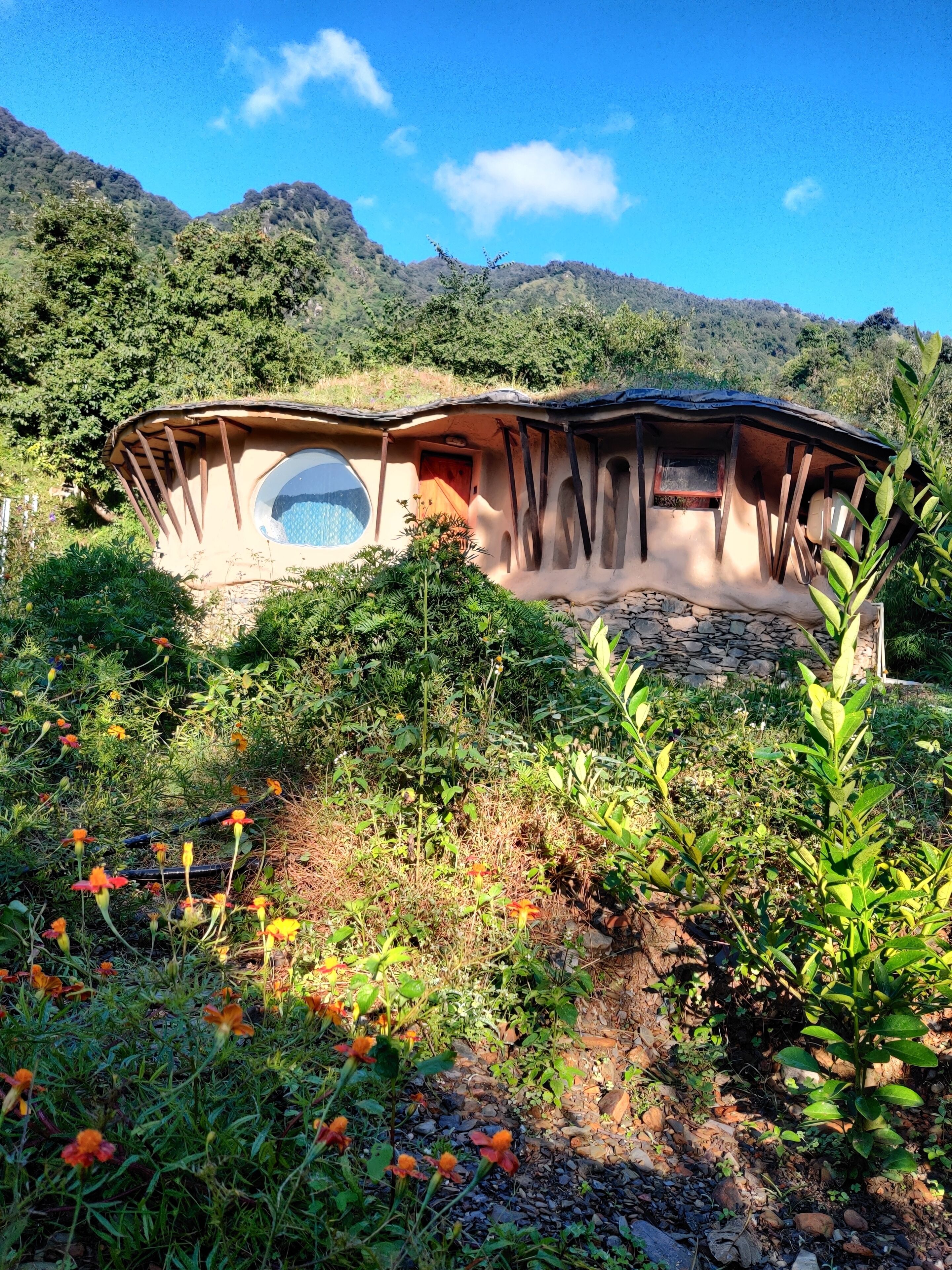 Jod-Tod Qila - Earthen home in Nainital w/ Mountain View | 客室ごとに異なる装飾、客室ごとに異なるインテリア、遮光カーテン、アイロン / アイロン台