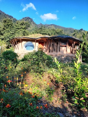 Jod-Tod Qila - Earthen home in Nainital w/ Mountain View | Decoración personalizada, muebles diferentes y cortinas blackout