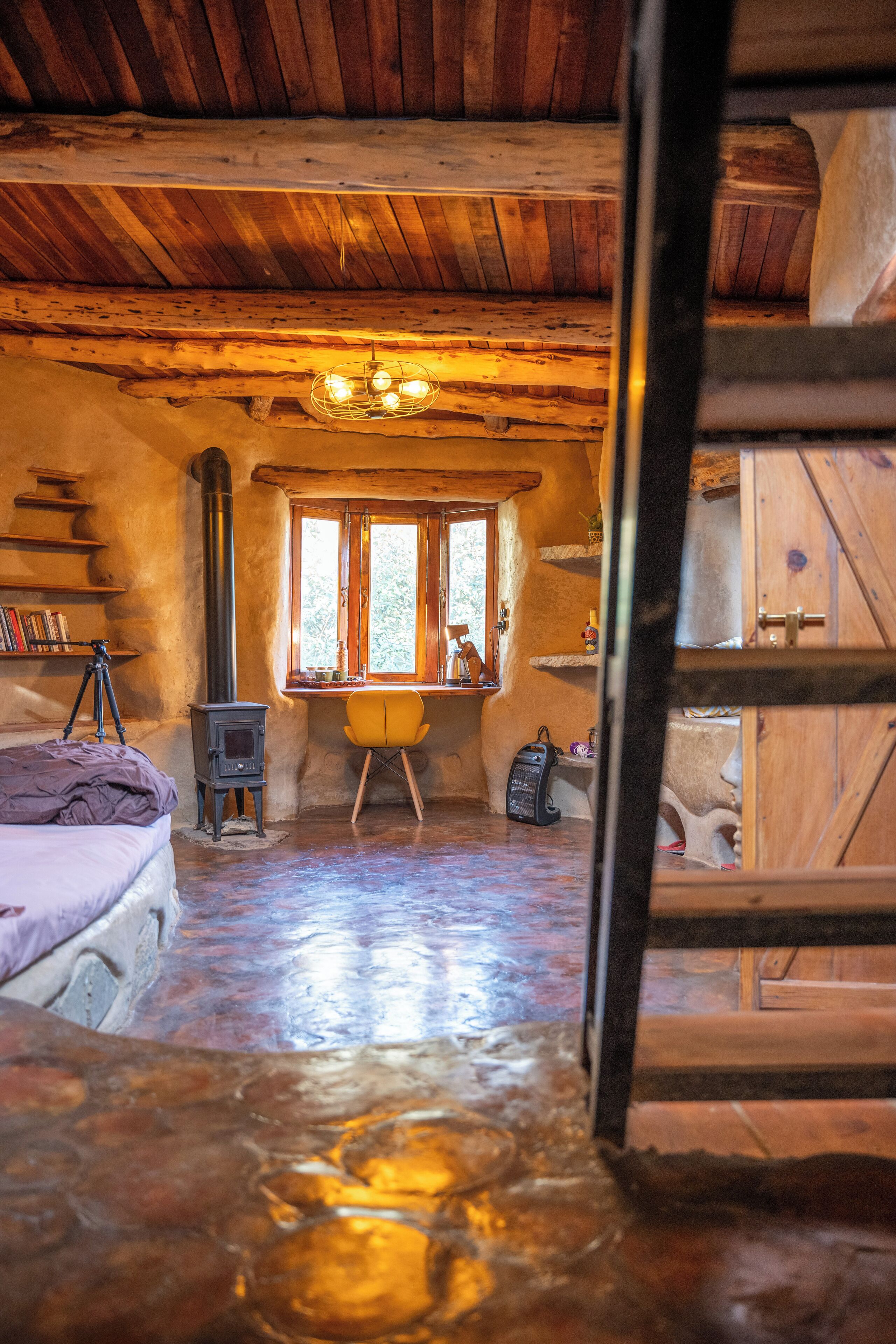 Gaadi Ghar - Artistic Earthen Home near Stream w/ Mountain View | 客室ごとに異なる装飾、客室ごとに異なるインテリア、遮光カーテン、アイロン / アイロン台