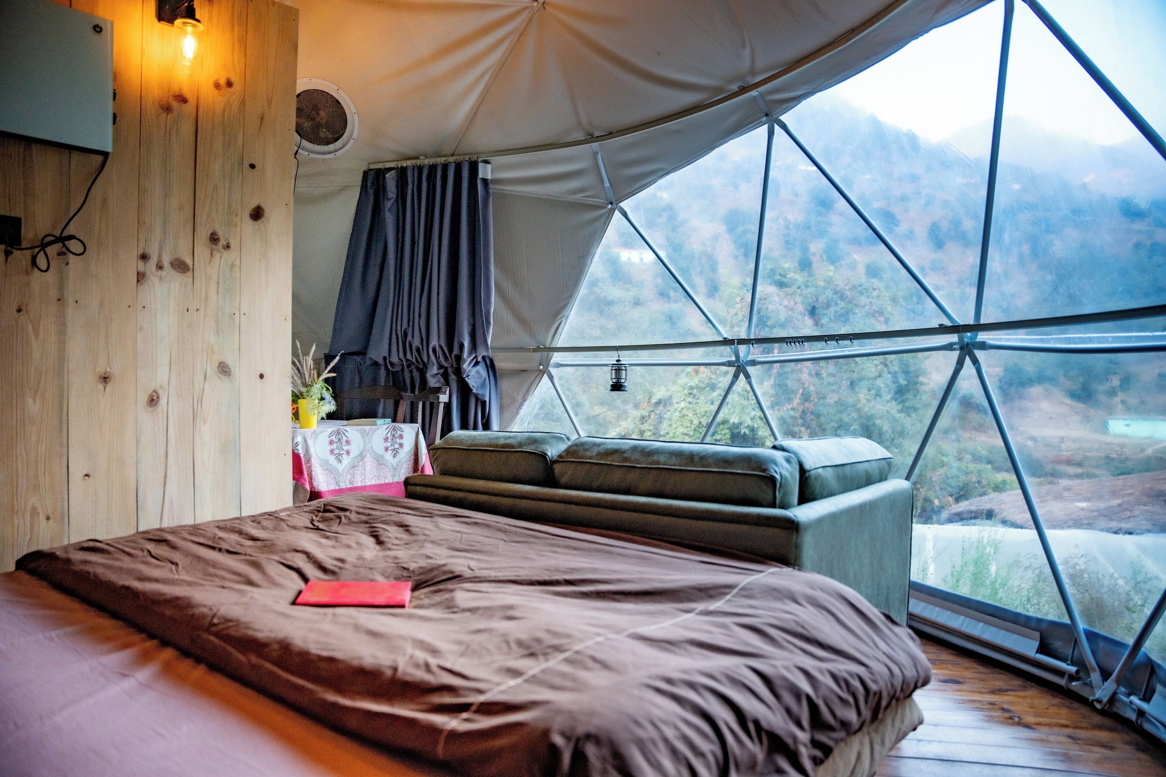 UdanKhatola - Glamping geodesic luxury tent w/ Private bathroom | Individuell dekoriert, individuell eingerichtet, Verdunkelungsvorhänge