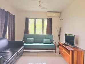 TV - Serene 2 Bdrm Apartment, swimming pool, free Wi-fi, 2 king beds + sofa bed.  (Suva)